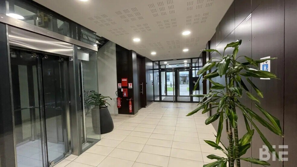Office in Le Haillan to rent - Lobby - Image 3 of 8