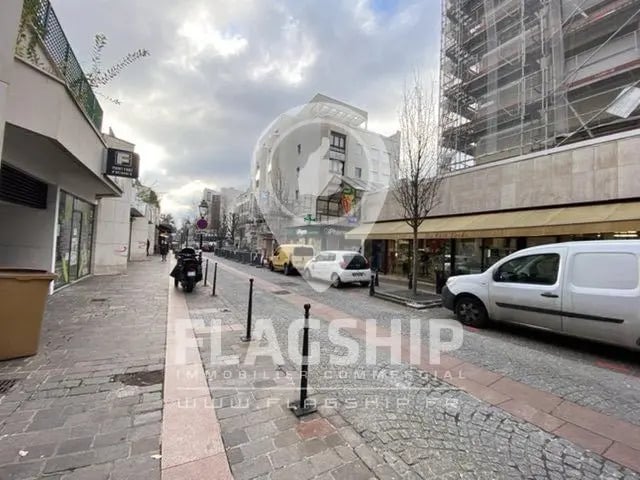 Retail in Courbevoie to rent - Building Photo - Image 2 of 5