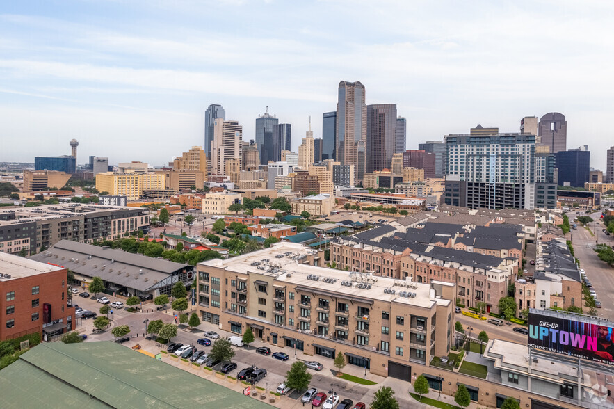 910 S Pearl Expy, Dallas, TX for rent - Aerial - Image 2 of 2