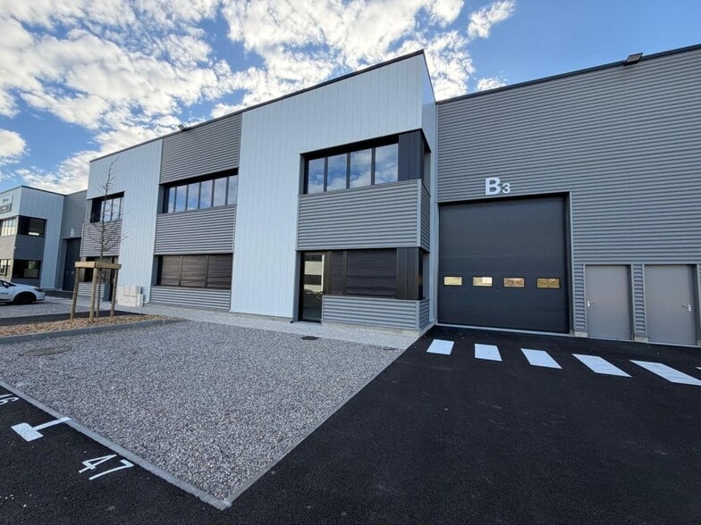 Light Industrial in OULLINS-PIERRE-BÉNITE to rent - Building Photo - Image 3 of 5