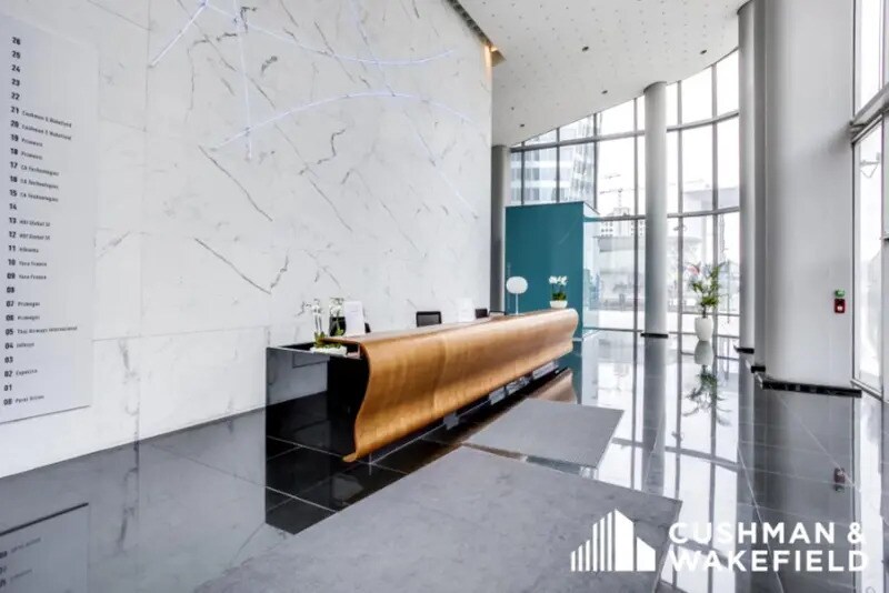 Office in Puteaux to rent - Lobby - Image 2 of 12