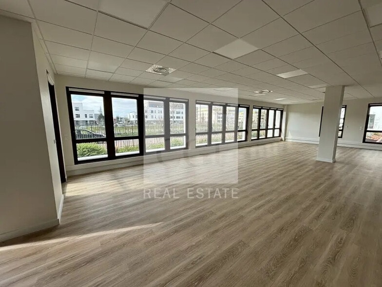 Office in Genas to rent - Building Photo - Image 3 of 12