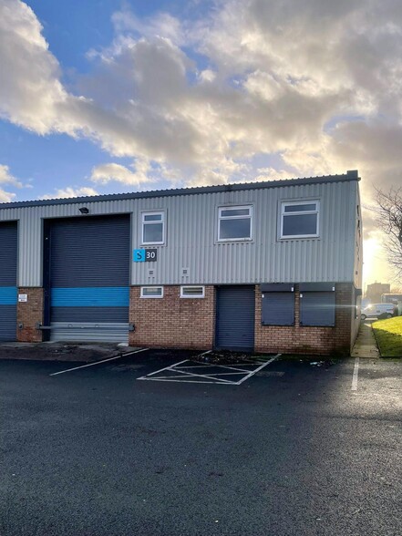 Caledonia Way, Manchester to rent - Building Photo - Image 1 of 6