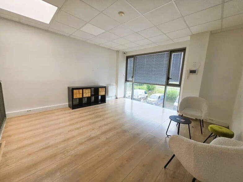 Office in Lieusaint to rent - Interior Photo - Image 3 of 9