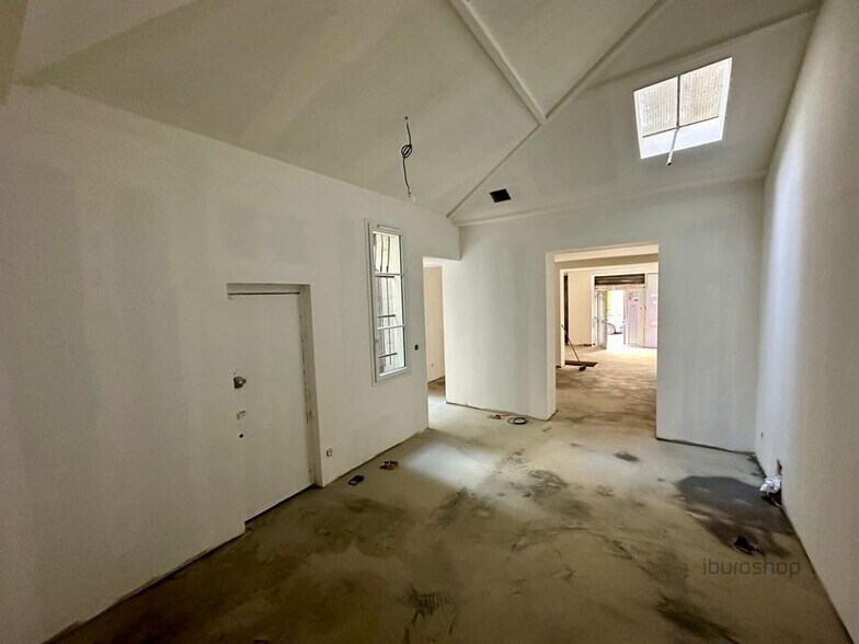 Retail in Paris to rent - Interior Photo - Image 3 of 4