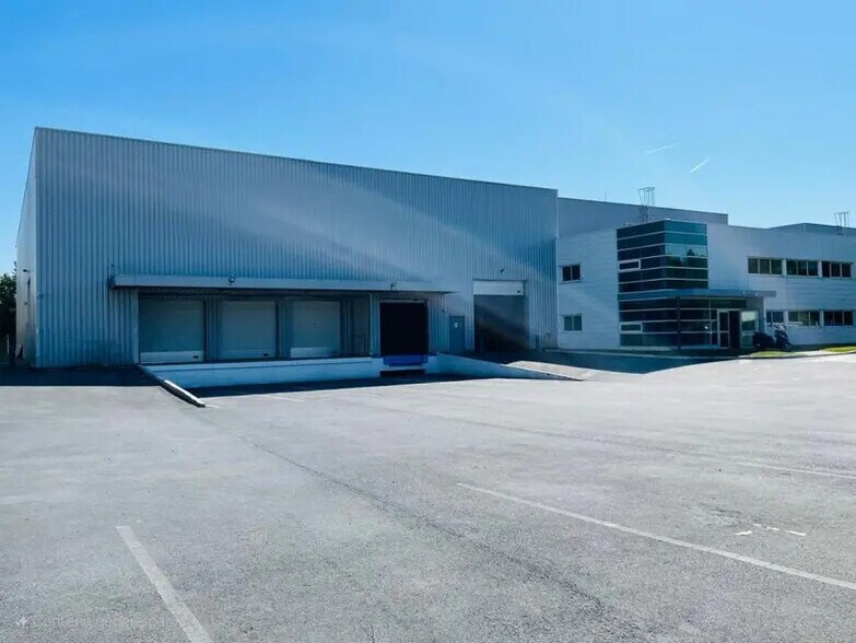 Industrial in Vitry-sur-Seine to rent - Building Photo - Image 1 of 6