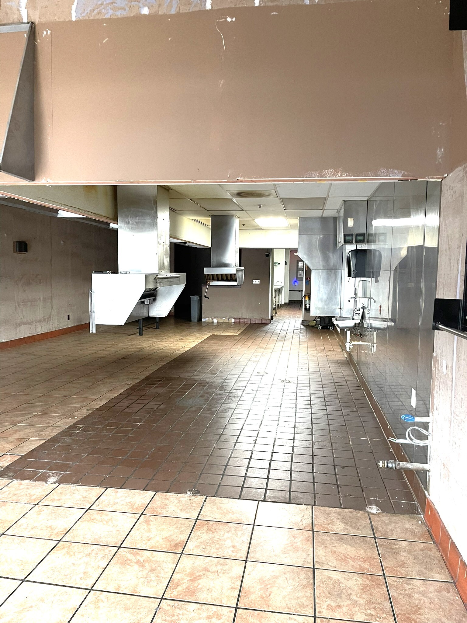 4600 Shelbyville Rd, Louisville, KY to rent Interior Photo- Image 1 of 8