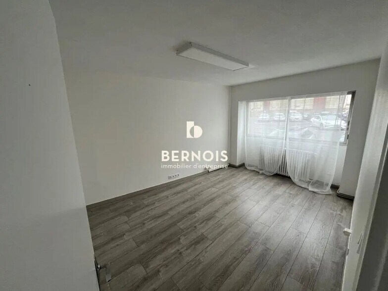 Place Du Sanitat, Nantes to rent - Interior Photo - Image 3 of 4