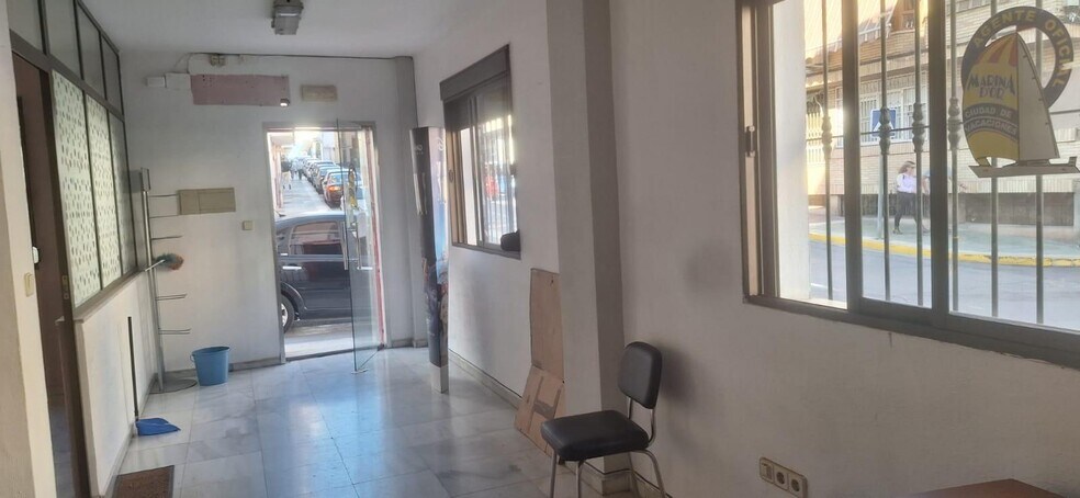 Calle Alfonso Bailón Verdejo, 1, Atarfe, Granada to rent - Building Photo - Image 3 of 9