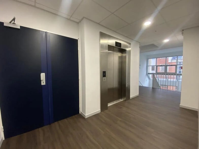 Light Industrial in Chevilly-Larue to rent - Lobby - Image 1 of 3