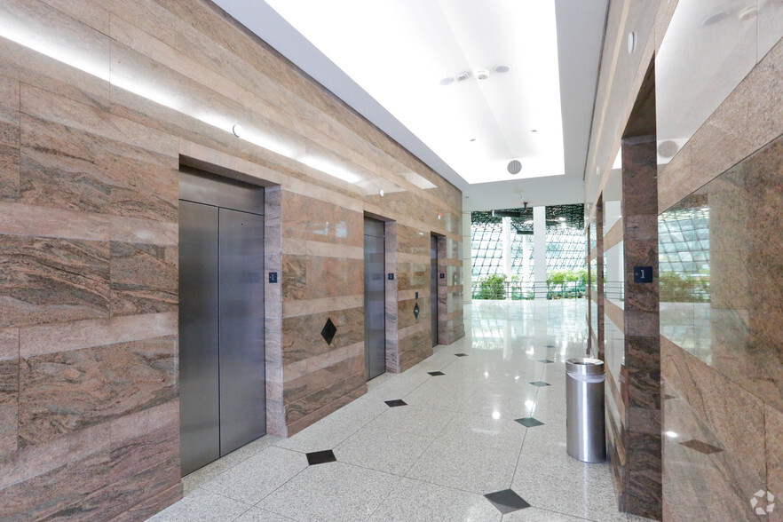 4000 Town Ctr, Southfield, MI for rent - Lobby - Image 2 of 8