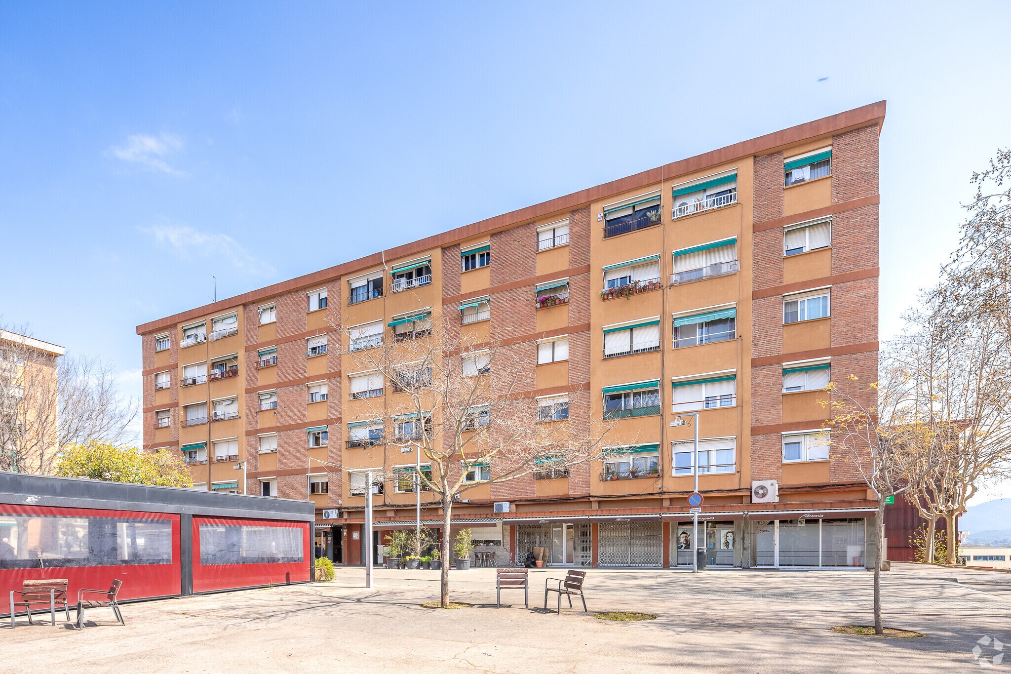 Plaça Del Poble, 12-14, Montornès del Vallès, Barcelona for sale Primary Photo- Image 1 of 4