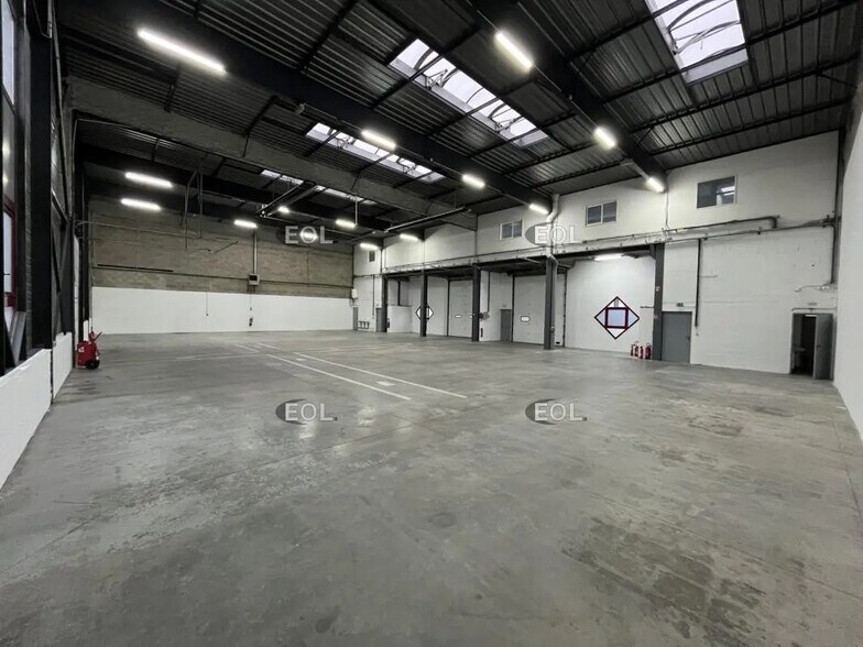 Light Industrial in Élancourt to rent - Interior Photo - Image 3 of 13