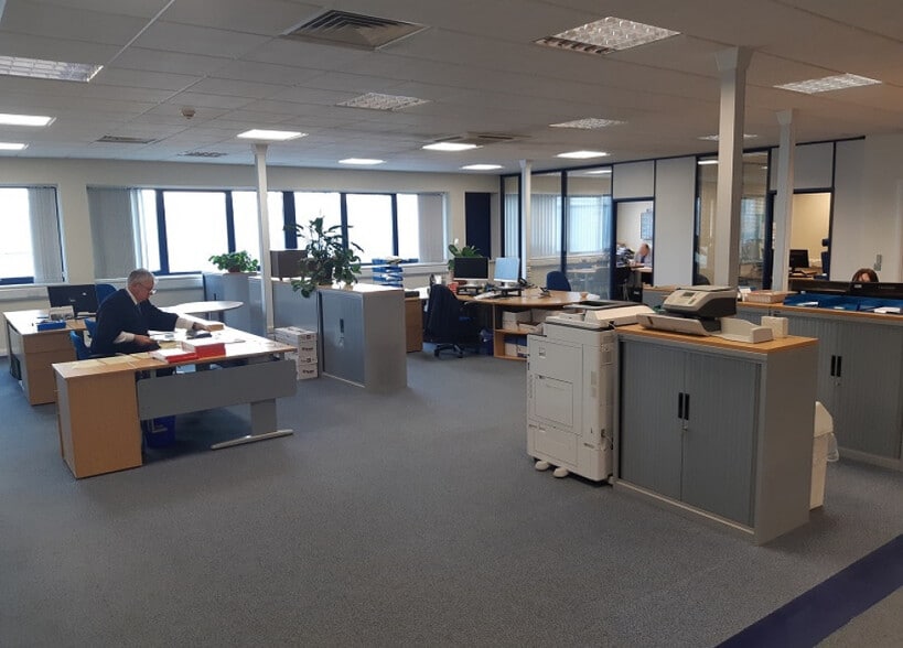 Barnfield Rd, Swindon to rent - Interior Photo - Image 3 of 3