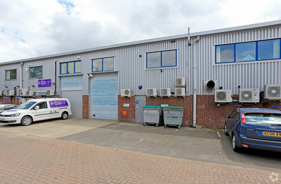 Martinfield, Welwyn Garden City for sale - Building Photo - Image 3 of 4