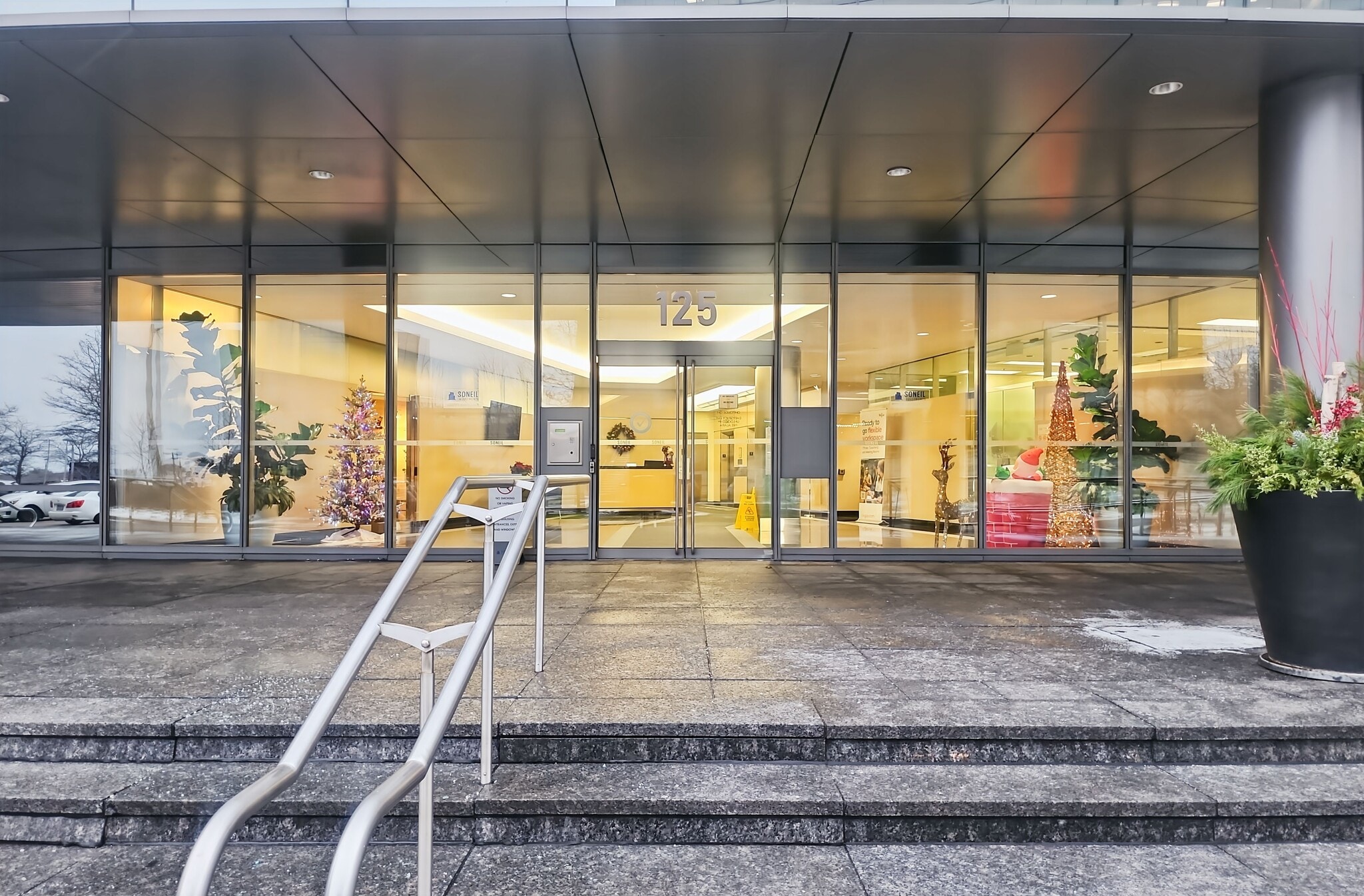 125 Commerce Valley Dr W, Markham, ON to rent Building Photo- Image 1 of 12