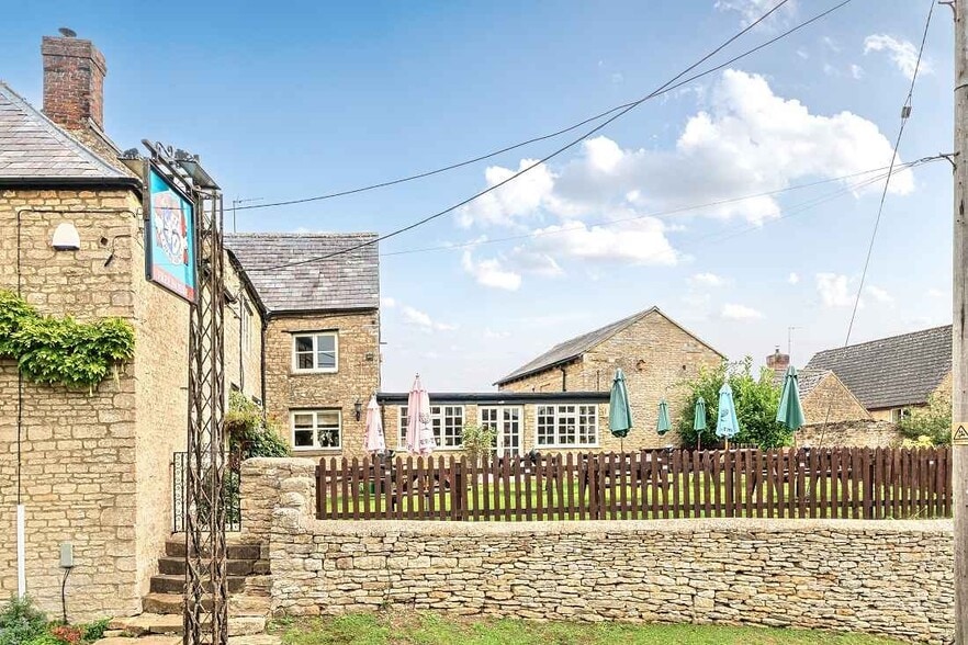 2 Sparrow Corner, Brackley for sale - Building Photo - Image 3 of 8