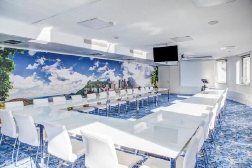 Office in Courbevoie to rent - Building Photo - Image 2 of 7