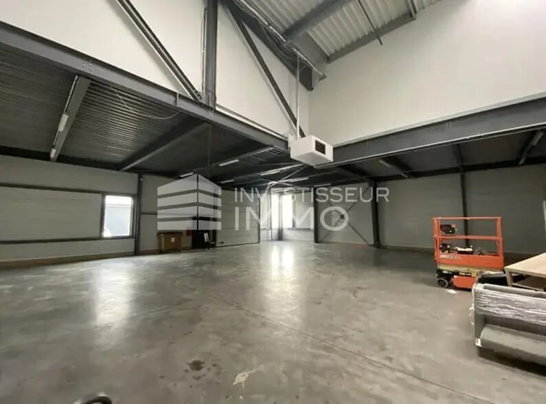 Light Industrial in Villeneuve-la-Garenne to rent - Interior Photo - Image 3 of 7