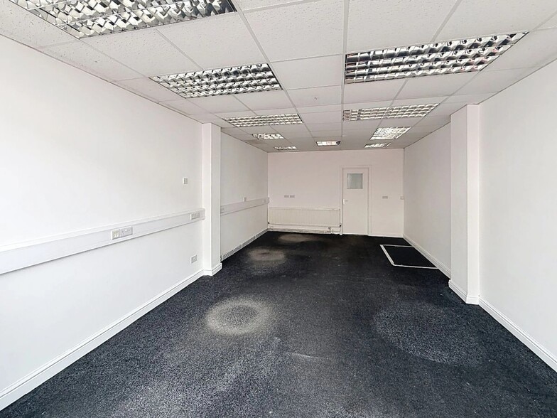80 Victoria Rd, Stoke On Trent to rent - Interior Photo - Image 3 of 5