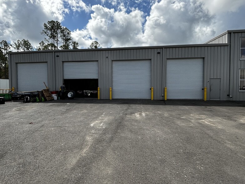 7585 Sportsman Club Rd, Jacksonville, FL for rent - Building Photo - Image 1 of 43