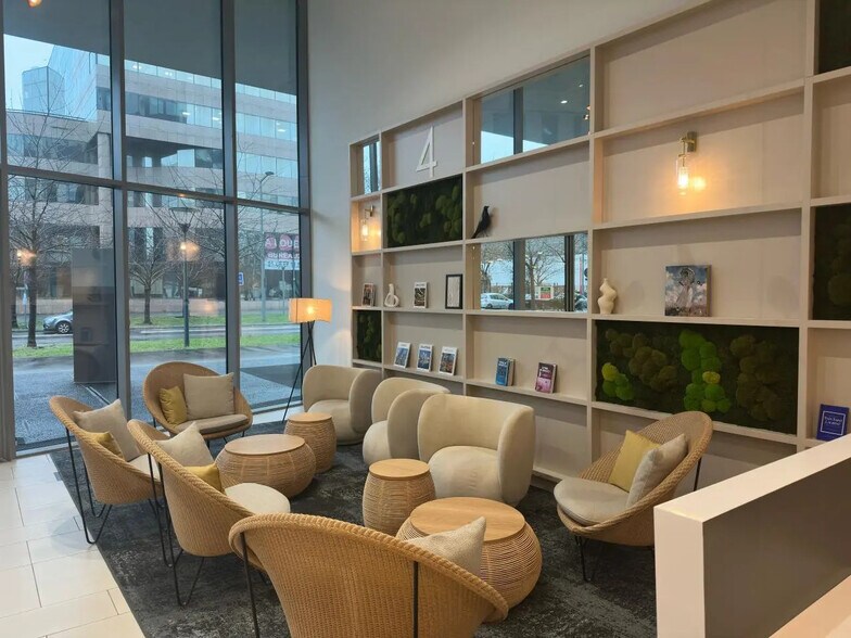 15 Boulevard Du Mont D'Est, Noisy-le-Grand to rent - Lobby - Image 2 of 16