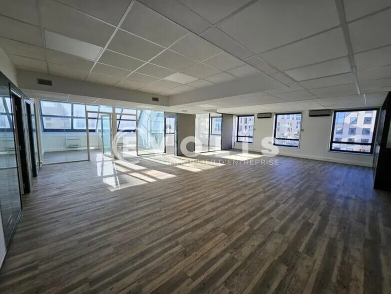 Office in Antony to rent - Building Photo - Image 2 of 27