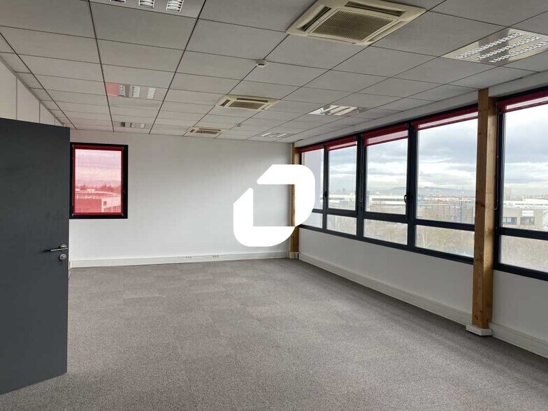 Office in Saint-Priest to rent - Interior Photo - Image 3 of 8