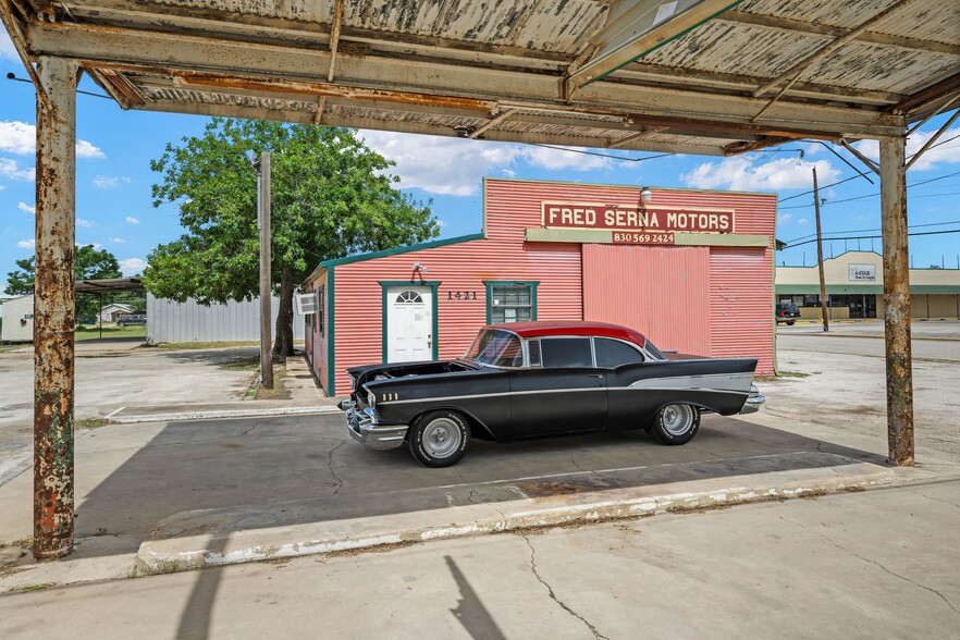 1421 2nd St, Pleasanton, TX for sale - Building Photo - Image 2 of 42