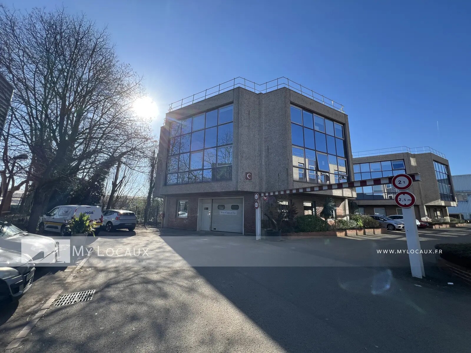 Light Industrial in Nanterre to rent Building Photo- Image 1 of 6