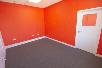 Cowley Mill Rd, Uxbridge to rent Interior Photo- Image 2 of 5