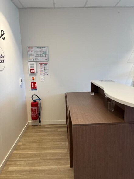 Retail in Roquebrune Sur Argens for sale - Interior Photo - Image 3 of 13