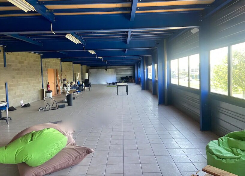 Office in Genas to rent - Interior Photo - Image 1 of 9