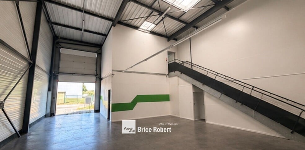Light Industrial in Miribel to rent - Interior Photo - Image 3 of 9