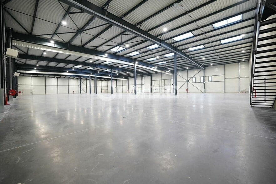 Industrial in Saint-Laurent-de-Mure to rent - Building Photo - Image 1 of 12