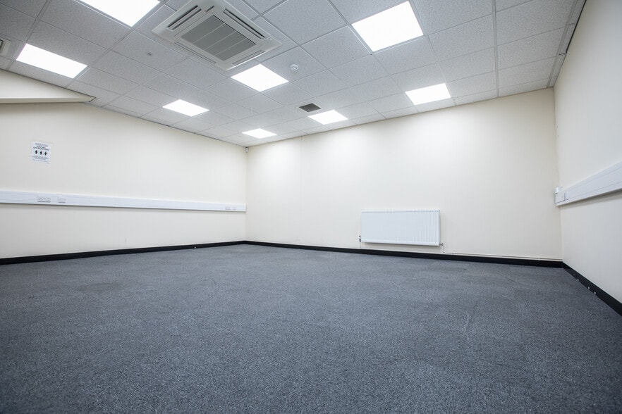 Cray Ave, Orpington to rent - Building Photo - Image 1 of 2