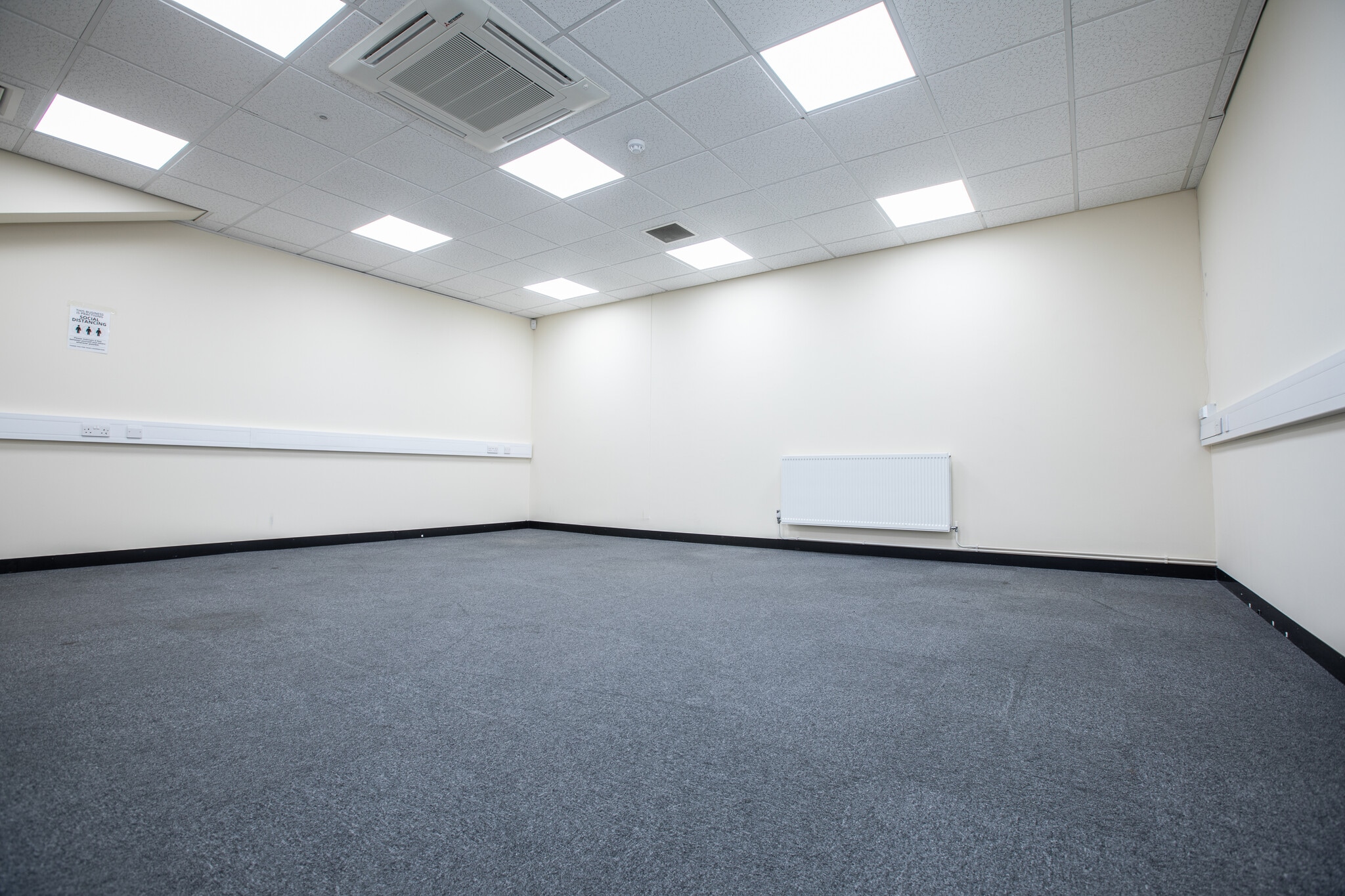 Cray Ave, Orpington to rent Building Photo- Image 1 of 3