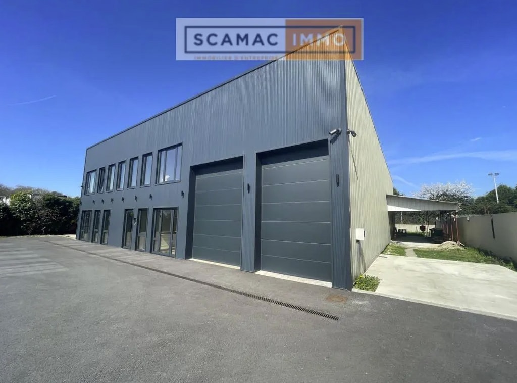 Location Entrepôt 710 m² - Photo 1