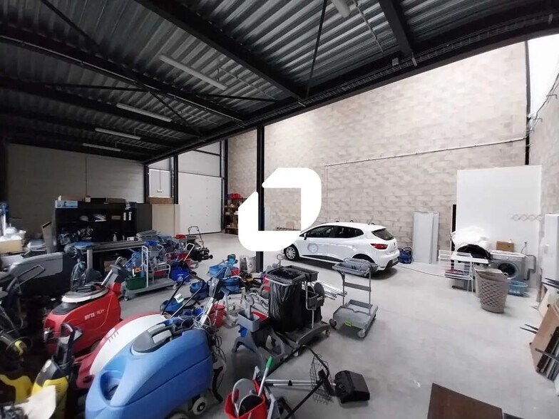 10 Boulevard De La Communauté, Buchelay to rent - Interior Photo - Image 3 of 9