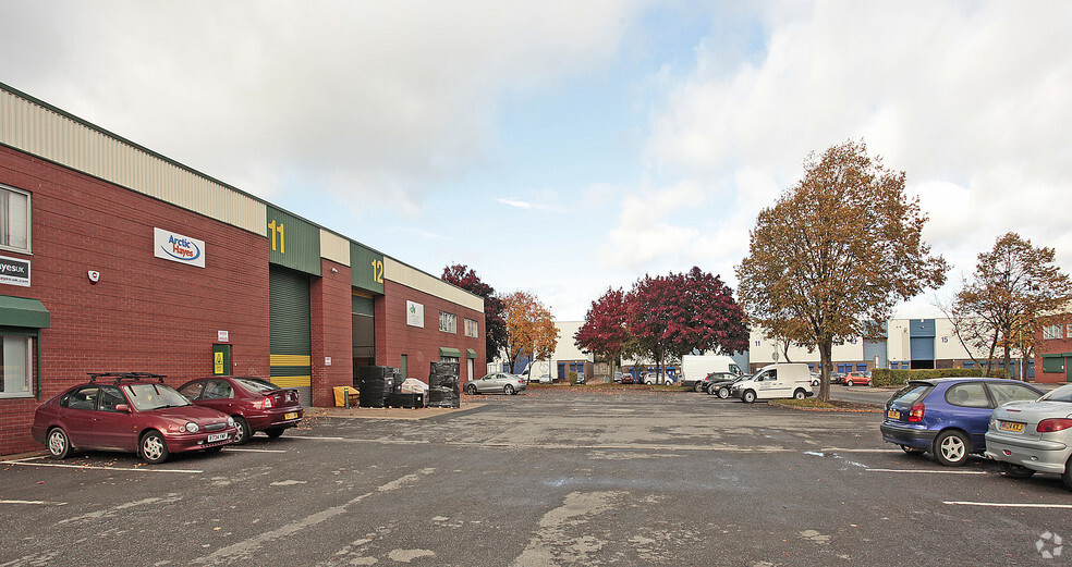 Glover Way, Leeds for rent - Building Photo - Image 3 of 5