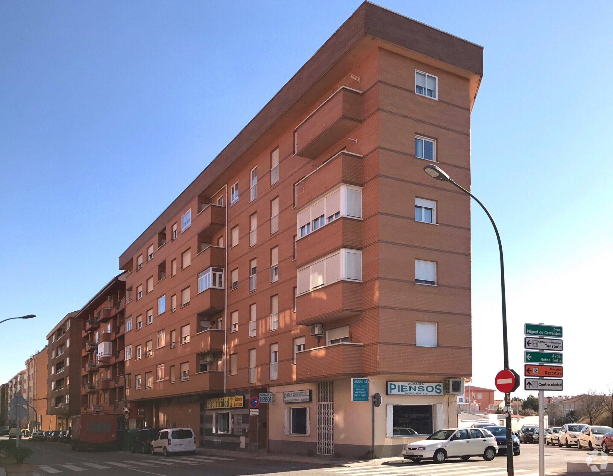 Avenida Miguel de Cervantes, 97, Tarancón, Cuenca to rent Building Photo- Image 1 of 3