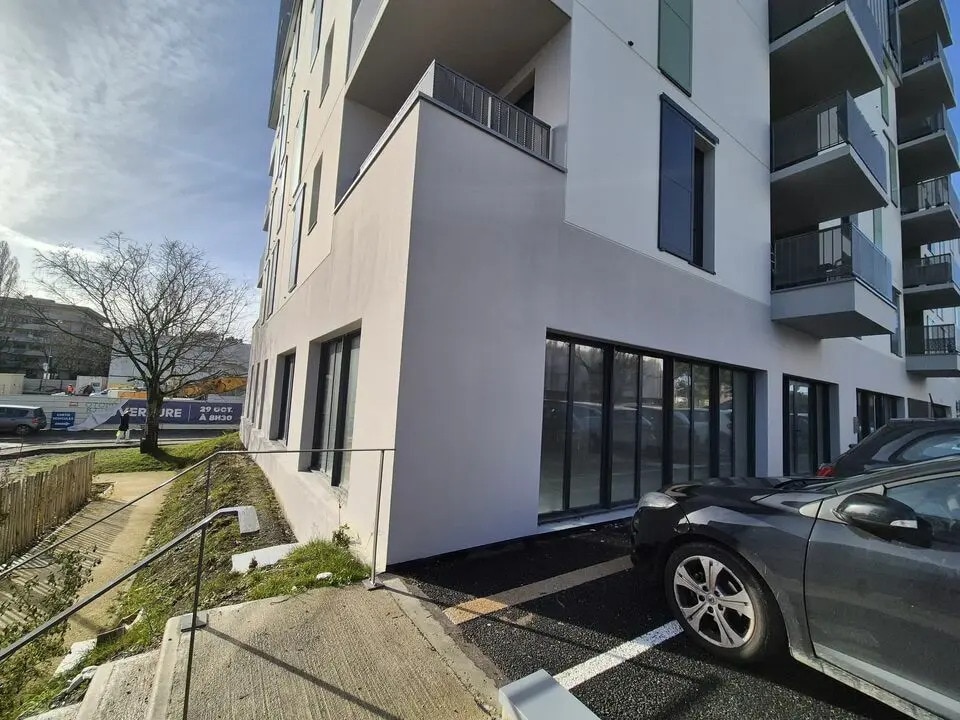 Location Commerce 80 m² à 209 m² - Photo 1