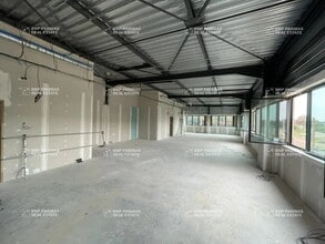 Light Industrial in Chalifert to rent Interior Photo- Image 2 of 9