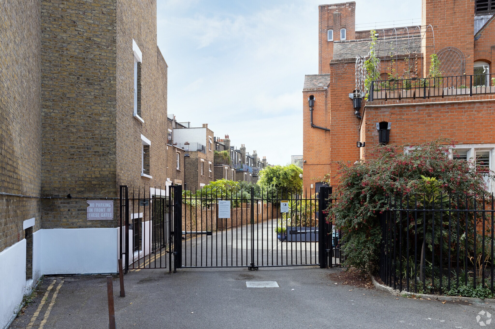 Pickle Mews, London to rent Building Photo- Image 1 of 4