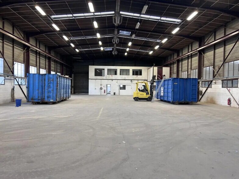 15 Rue Ampère, Chassieu to rent - Building Photo - Image 3 of 10