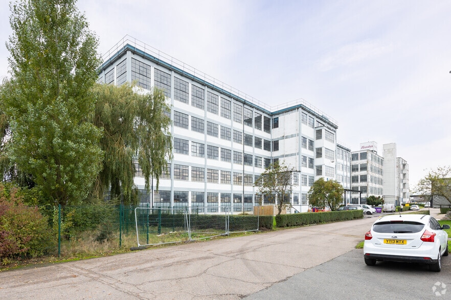 Princess Margaret Rd, Tilbury to rent - Building Photo - Image 2 of 3