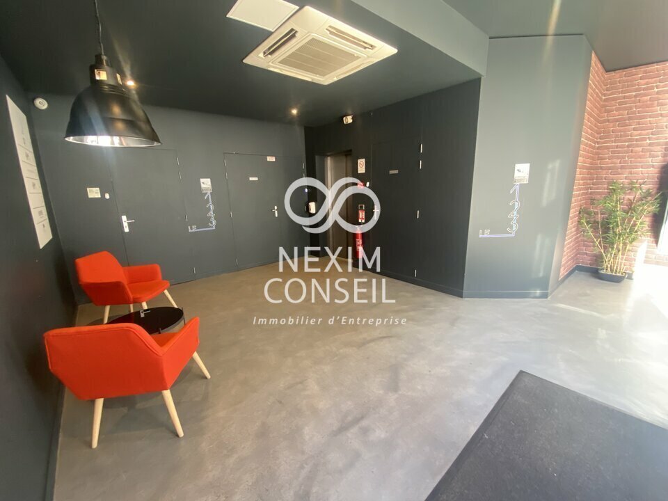 Office in Levallois-Perret to rent Lobby- Image 1 of 7
