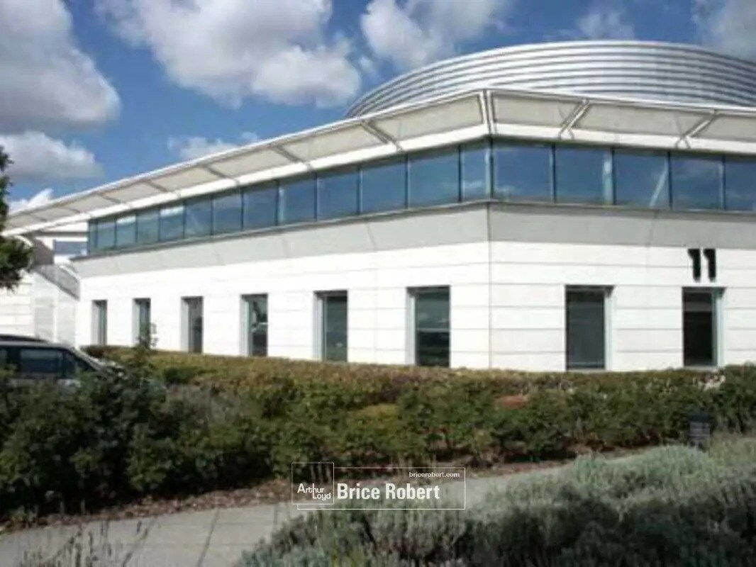 Office in Bron to rent Building Photo- Image 1 of 10