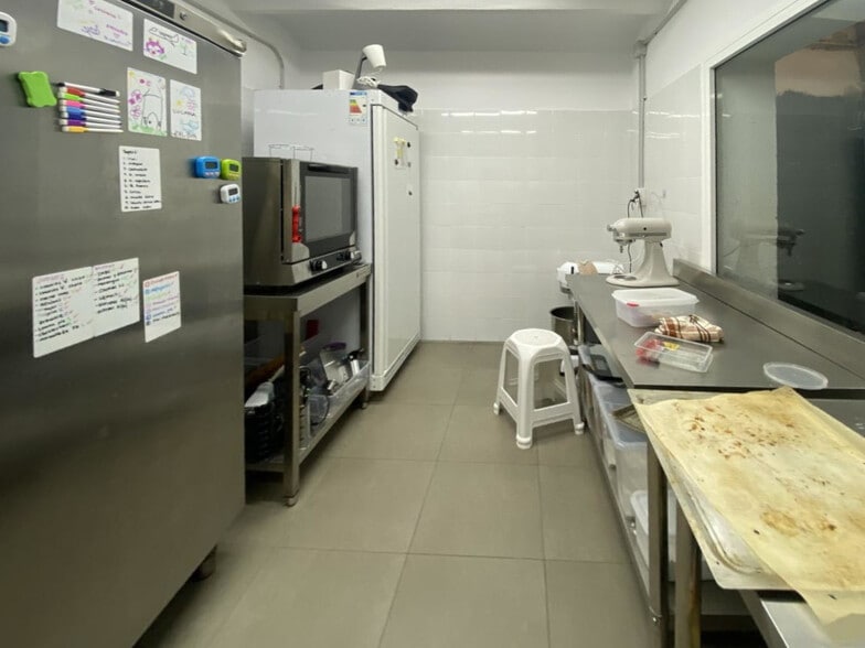 Retail in Barcelona, Barcelona to rent - Interior Photo - Image 2 of 4