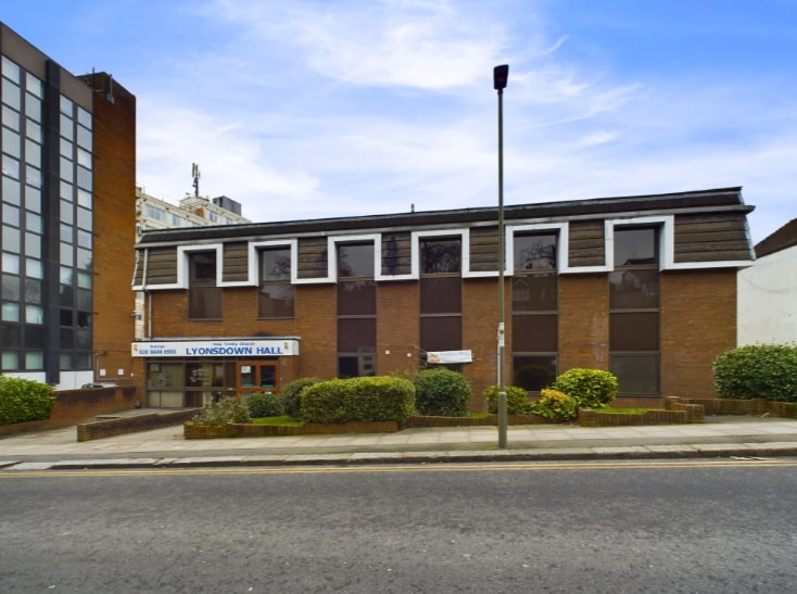 3 Lyonsdown Rd, Barnet to rent Building Photo- Image 1 of 2